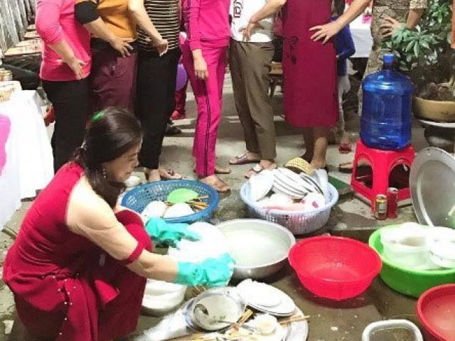 Bạn trẻ - Cuộc sống - Vừa cởi váy cưới, bụng bầu vượt mặt, cô dâu bật khóc tủi thân vì phải rửa núi bát đĩa