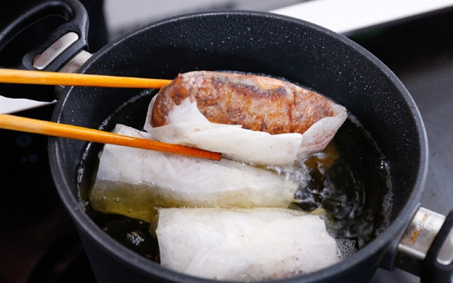 Chị em có thể làm món gà chiên "không dầu mỡ" chỉ với loại giấy nhỏ mà có võ - 1