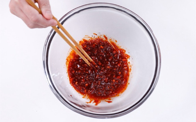 Trước khi thực hiện ướp thịt, chị em đừng quên rửa thật sạch và thái thịt thành từng miếng nhỏ nhé!