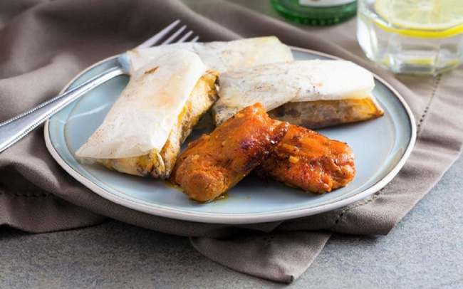 Chị em có thể làm món gà chiên "không dầu mỡ" chỉ với loại giấy nhỏ mà có võ - 4