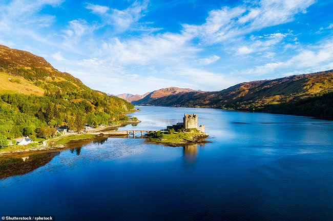19. Eilean Donan

Lâu đài sừng sững ở Cao nguyên Scotland này nằm trên một hòn đảo và là nơi gặp nhau của 3 hồ nước. Đây là một trong những khu vực tuyệt vời nhất của Vương quốc Anh.
