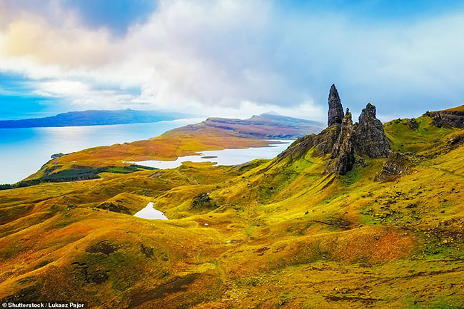 20. Isle Of Skye

Nơi này đẹp một cách hoang sơ và tĩnh lặng, xứng đáng là một trong những địa điểm được yêu thích nhất nước Anh.
