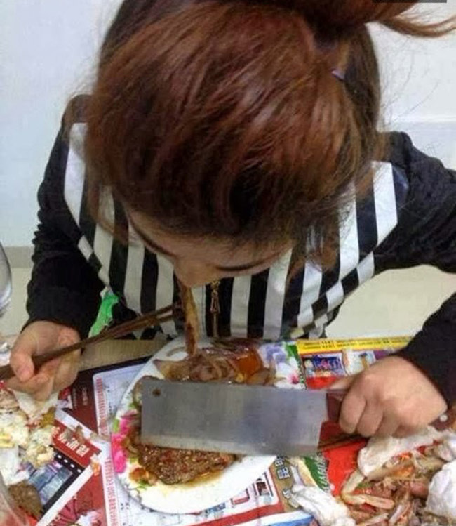 Con gái phải luôn mạnh mẽ kể cả lúc... ăn.
