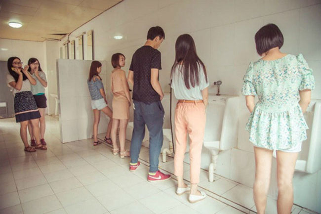 Chị em cứ để tôi hướng dẫn cách đi WC nhé.
