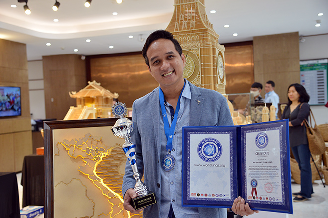 “Sắp tới, tôi mong muốn phổ biến loại hình nghệ thuật này tới nhiều học sinh cấp 2, cấp 3, sinh viên đại học bằng cách cùng nhau thực hiện mô hình các công trình di sản kiến trúc. Các bạn sẽ làm ra những mô hình để học tập trực quan thay vì chỉ nhìn trên hình ảnh. Sau đó, tổ chức triển lãm giới thiệu đến bạn bè quốc tế về vật liệu tăm giang truyền thống, tay nghề của nghệ nhân Việt”, anh Long chia sẻ thêm.