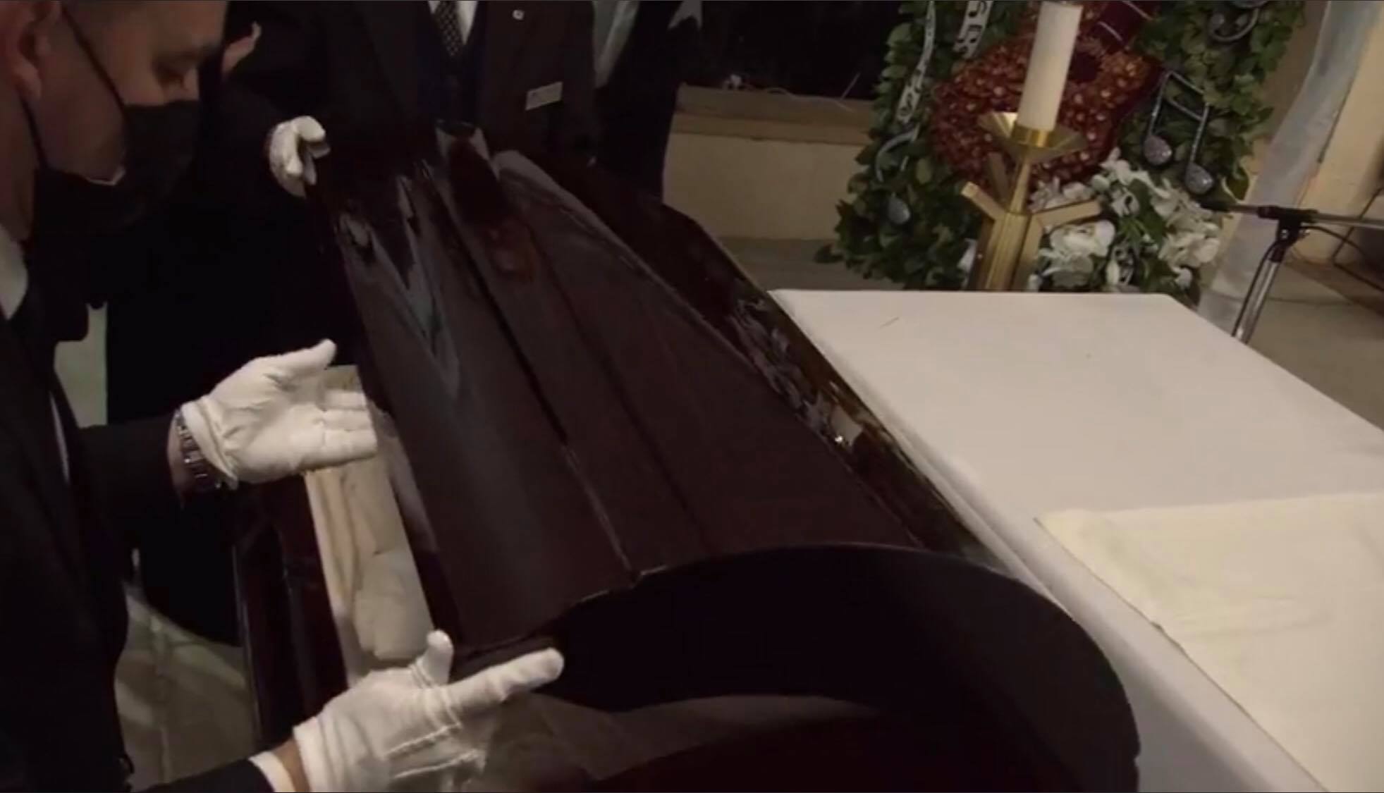 Lễ tang NS Chí Tài ở Mỹ: Bà xã khóc ngất nắm tay từ biệt chồng lần cuối - 15