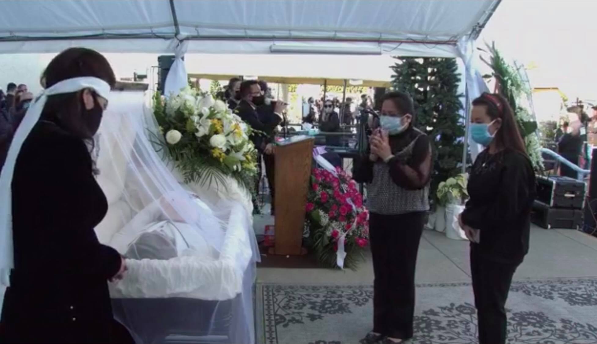 Lễ tang NS Chí Tài ở Mỹ: Bà xã khóc ngất nắm tay từ biệt chồng lần cuối - 20