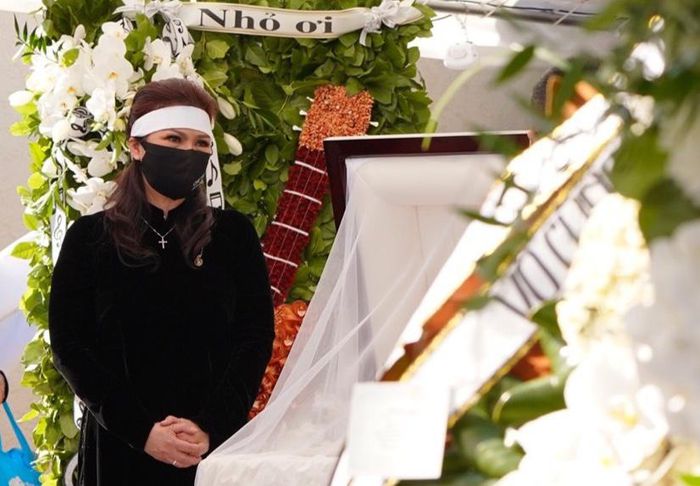Lễ tang NS Chí Tài ở Mỹ: Bà xã khóc ngất nắm tay từ biệt chồng lần cuối - 19