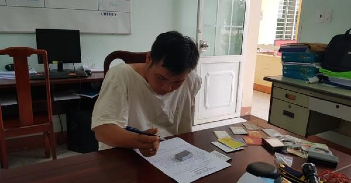 Pháp luật - Nam sinh viên cạy cửa ôtô trộm đồng hồ trị giá hơn 130 triệu ngay trong trường