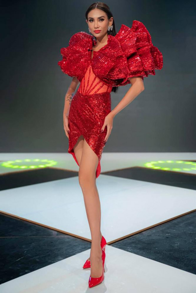 Lan Khuê khoe body nóng bỏng với áo tắm, Võ Hoàng Yến tựa đoá hồng với váy đỏ rực - 2