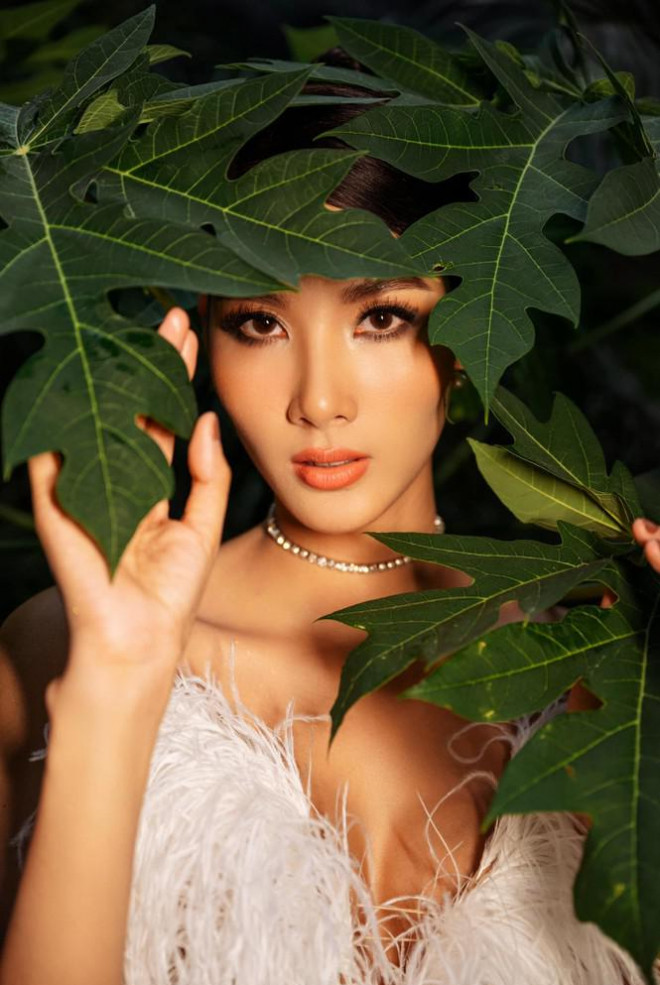 Lan Khuê khoe body nóng bỏng với áo tắm, Võ Hoàng Yến tựa đoá hồng với váy đỏ rực - 8