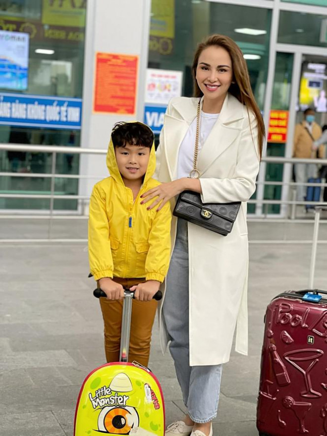 Lan Khuê khoe body nóng bỏng với áo tắm, Võ Hoàng Yến tựa đoá hồng với váy đỏ rực - 11