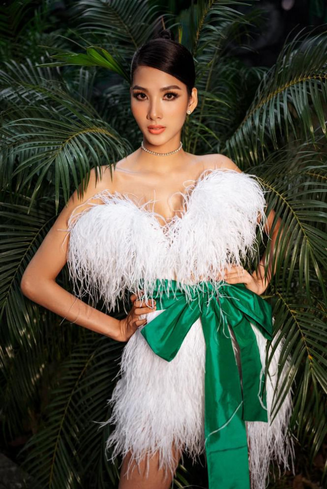 Hoàng Thuỳ diện váy lông vũ khoe vai trần sexy, Minh Tú nóng bỏng với style 'drag queen' - 2