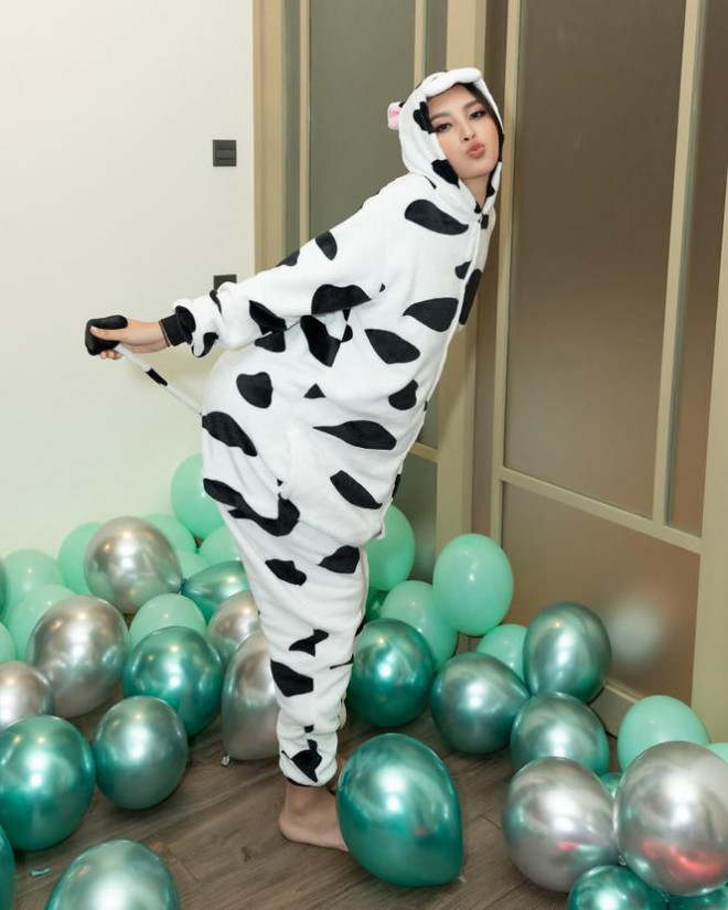 Hoàng Thuỳ diện váy lông vũ khoe vai trần sexy, Minh Tú nóng bỏng với style 'drag queen' - 5