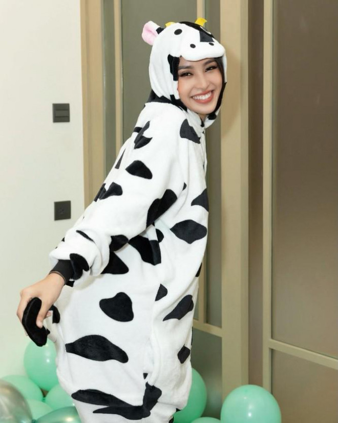 Hoàng Thuỳ diện váy lông vũ khoe vai trần sexy, Minh Tú nóng bỏng với style 'drag queen' - 6