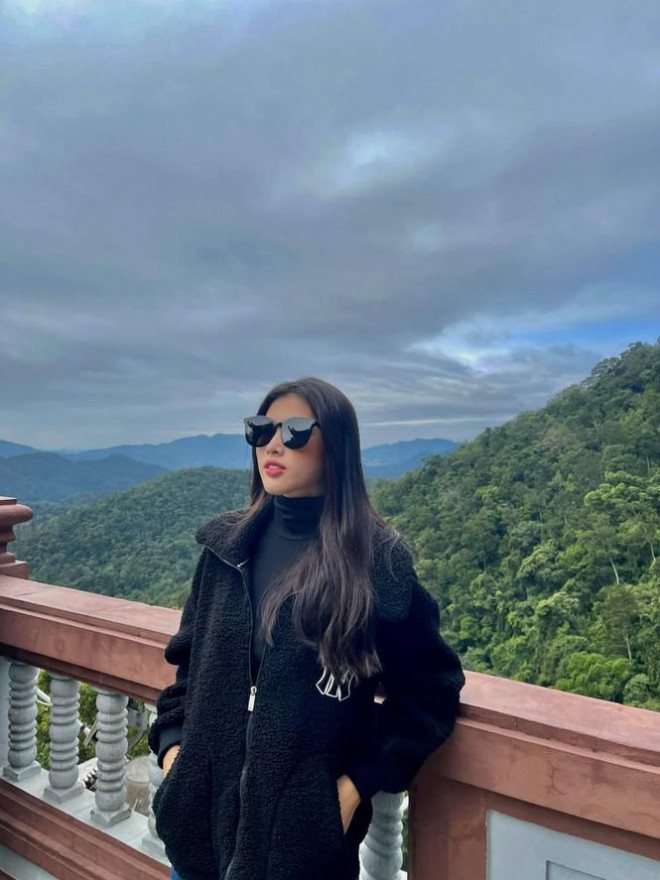 Hoàng Thuỳ diện váy lông vũ khoe vai trần sexy, Minh Tú nóng bỏng với style 'drag queen' - 12