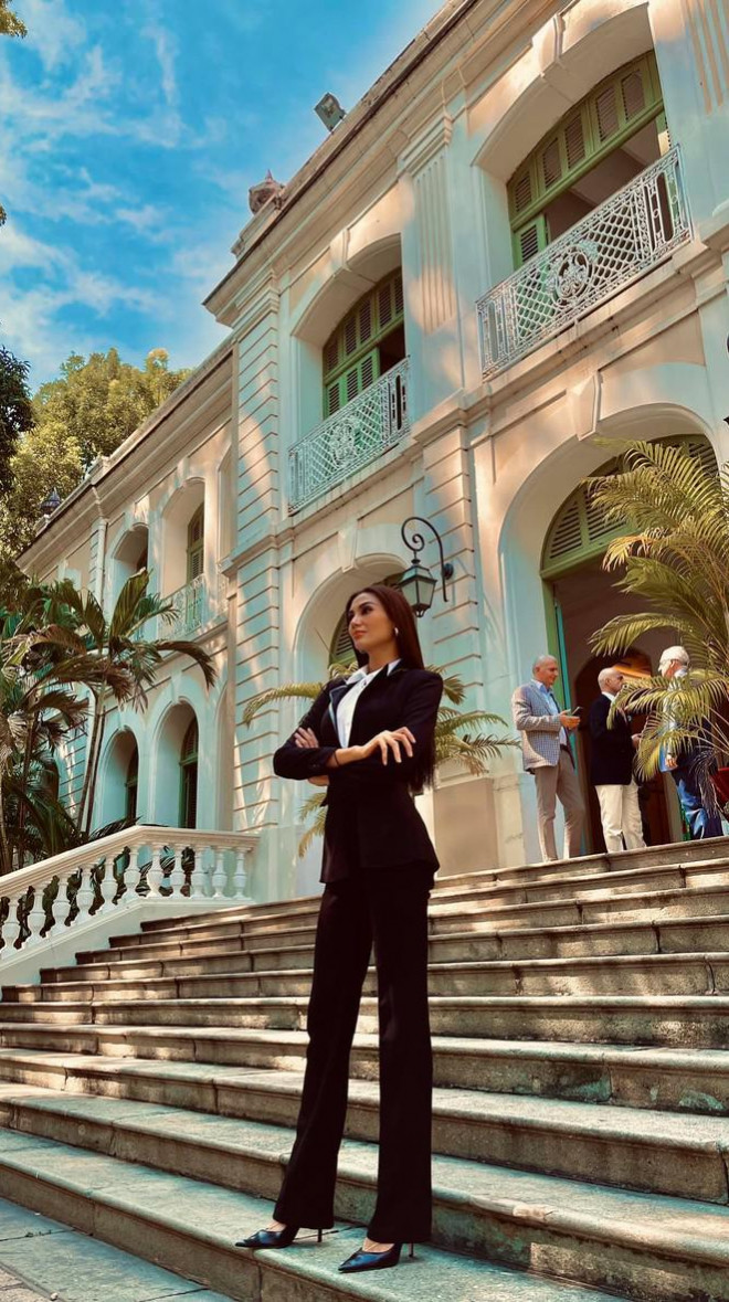 Hoàng Thuỳ diện váy lông vũ khoe vai trần sexy, Minh Tú nóng bỏng với style 'drag queen' - 11