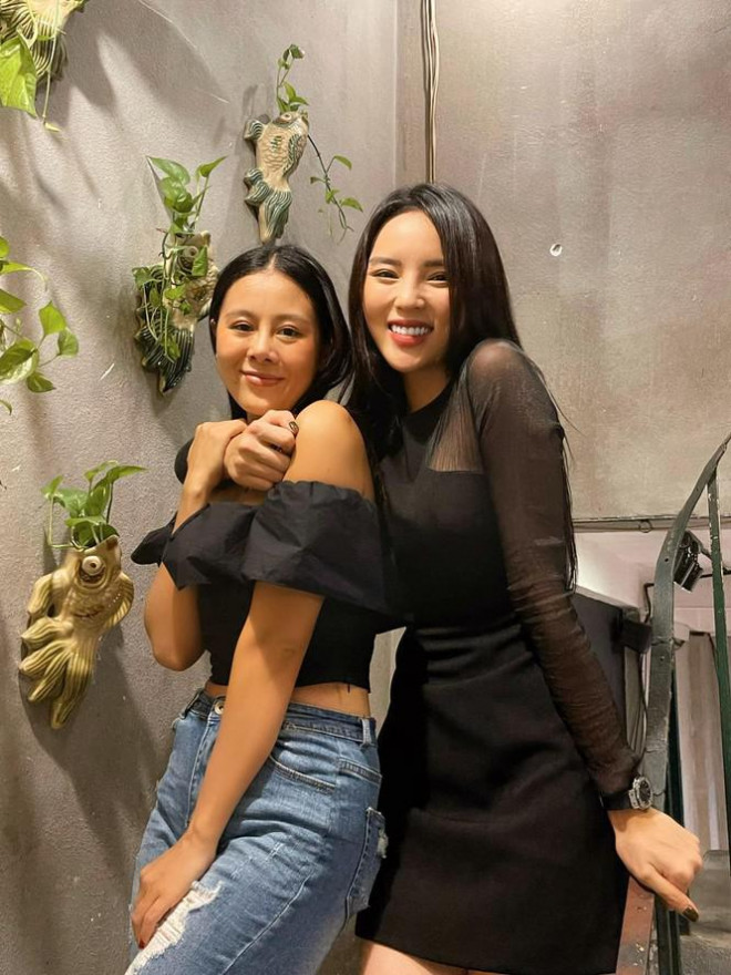 Hoàng Thuỳ diện váy lông vũ khoe vai trần sexy, Minh Tú nóng bỏng với style 'drag queen' - 13