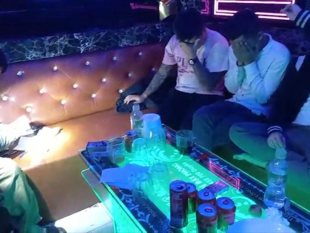 Pháp luật - "Bí mật" bên trong quán karaoke vùng thôn quê hoạt động xuyên đêm