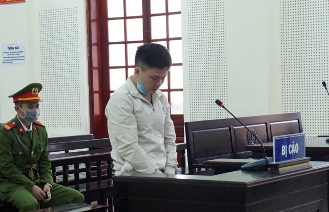 Bị cáo Và Bá Xê khai nhận hành vi phạm tội của mình.