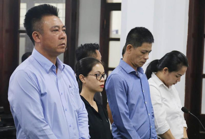 Đinh Tiến Sử (bìa trái) tại phiên tòa chứa mại dâm. Ảnh: XN