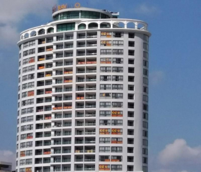 Khách sạn Bavico Nha Trang dày đặc băng rôn kêu cứu của khách hàng, tố cáo Đinh Tiến Sử lừa đảo. Ảnh: TL