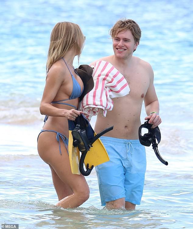 Mẫu áo tắm Kimberley Garner gợi cảm ngất ngây, đi biển cùng trai lạ - 6