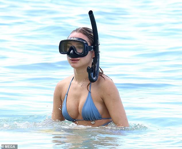 Mẫu áo tắm Kimberley Garner gợi cảm ngất ngây, đi biển cùng trai lạ - 9