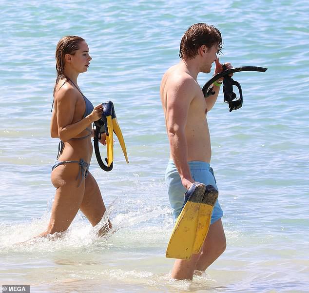 Mẫu áo tắm Kimberley Garner gợi cảm ngất ngây, đi biển cùng trai lạ - 11