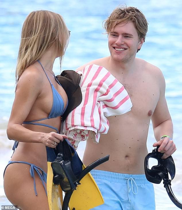 Mẫu áo tắm Kimberley Garner gợi cảm ngất ngây, đi biển cùng trai lạ - 12