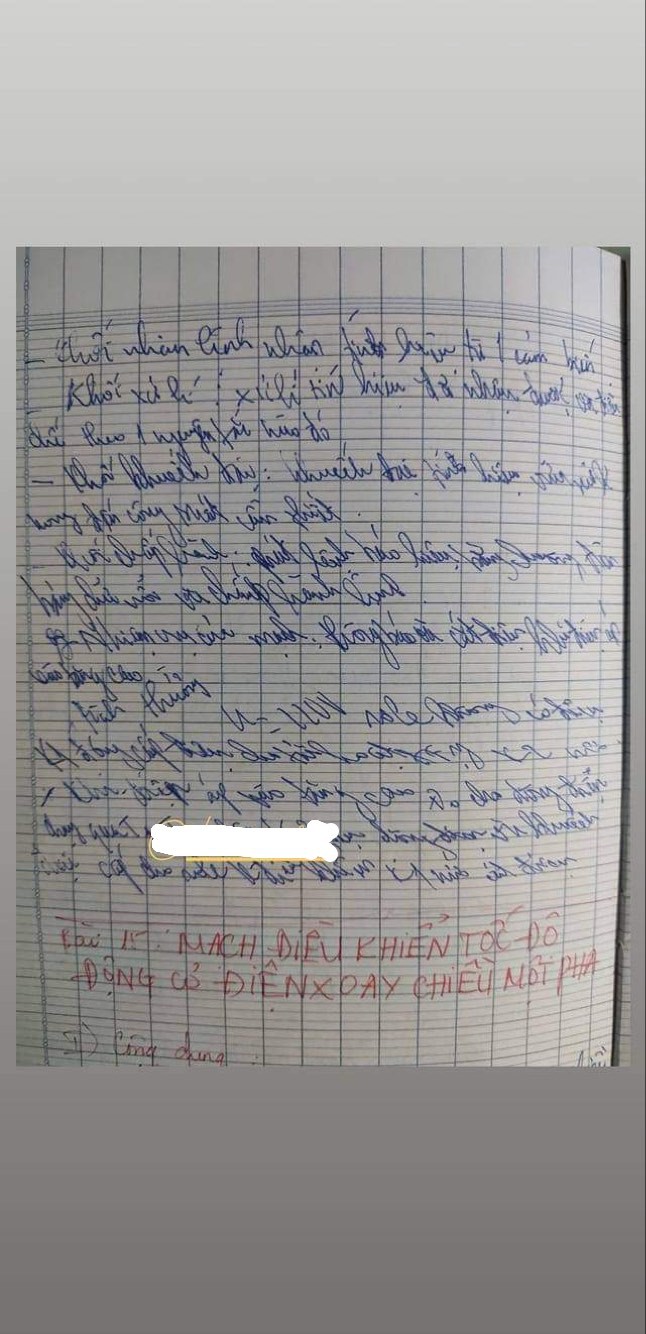 Một cuốn vở có chữ viết như "kinh thánh" khác.