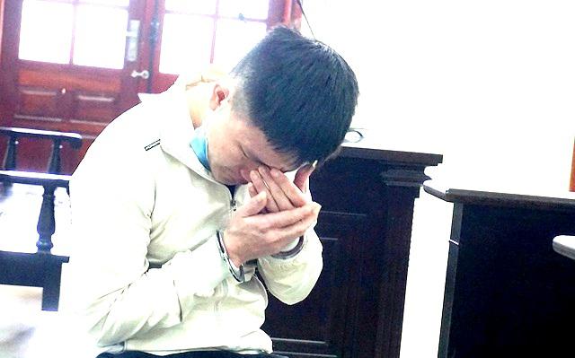 Xê khóc nghẹn khi nhìn thấy vợ con ở phiên tòa