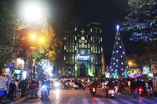 Noel đến Hà Nội cũng chính là thời điểm để bạn được thư giãn và tận hưởng không khí yên bình, đầy phép màu của ngày lễ. Hãy xem qua những hình ảnh đón Noel tại Hà Nội để cảm nhận sự tươi vui, hân hoan và ấm áp đầy ý nghĩa của dịp lễ này.