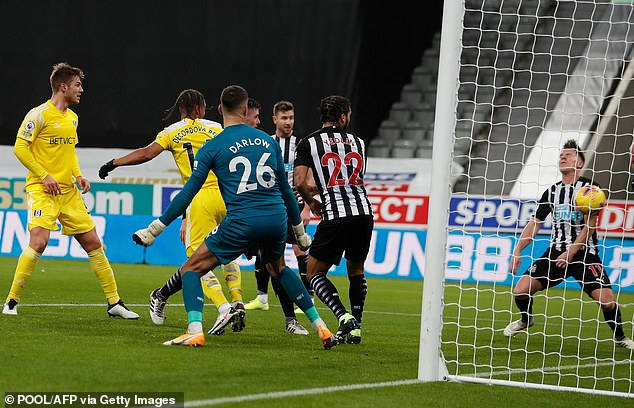 Video Newcastle - Fulham: Phản lưới bất ngờ, thẻ đỏ bước ngoặt - 1