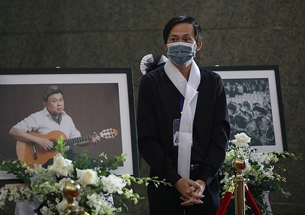 Hoài Linh trong những ngày qua vẫn dõi theo từng diễn biến tại lễ tang cố nghệ sĩ Chí Tài ở Mỹ.