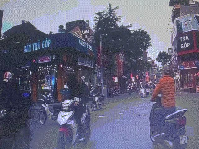 Phi thường - kỳ quặc - Video: Hai người đàn ông dùng "nắm đấm" giải quyết sau va chạm giữa phố