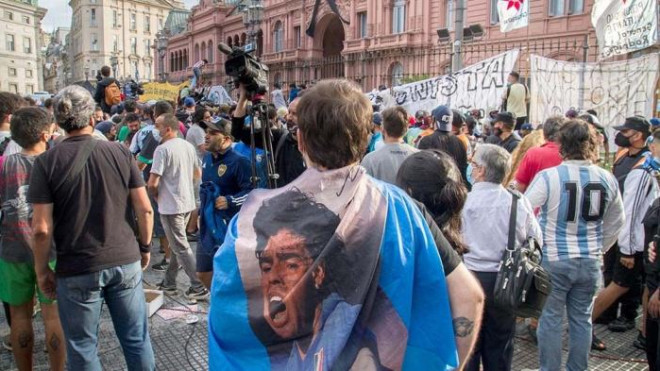 Người dân Argentina chen nhau vào viếng huyền thoại Maradona