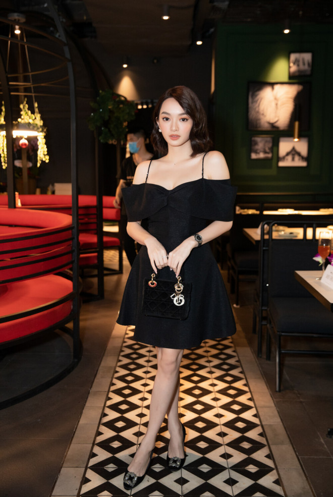 Hoa hậu Lương Thùy Linh nóng bỏng, quyến rũ khoe vòng 1 - 7