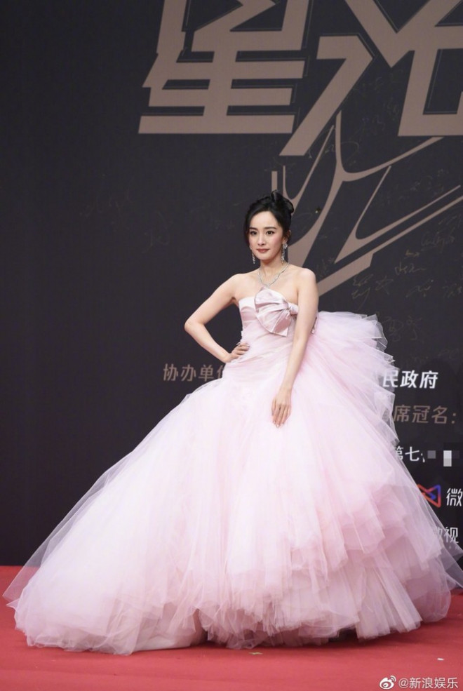 Dương Mịch lại bị chê xuống sắc khi khoe dáng trên thảm đỏ Tinh Quang Đại Thưởng - 1