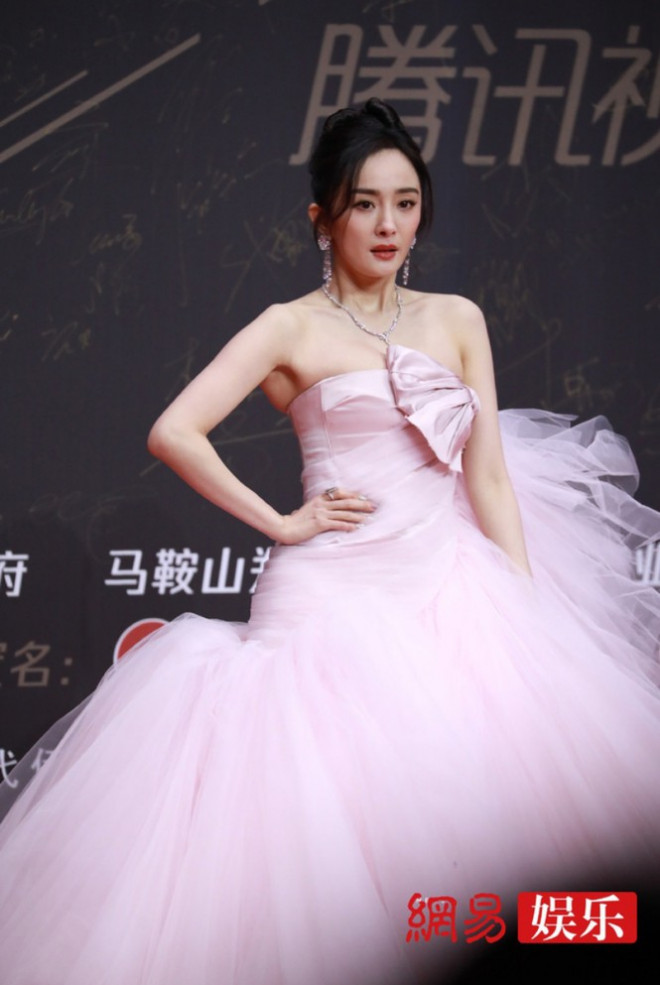 Dương Mịch lại bị chê xuống sắc khi khoe dáng trên thảm đỏ Tinh Quang Đại Thưởng - 5