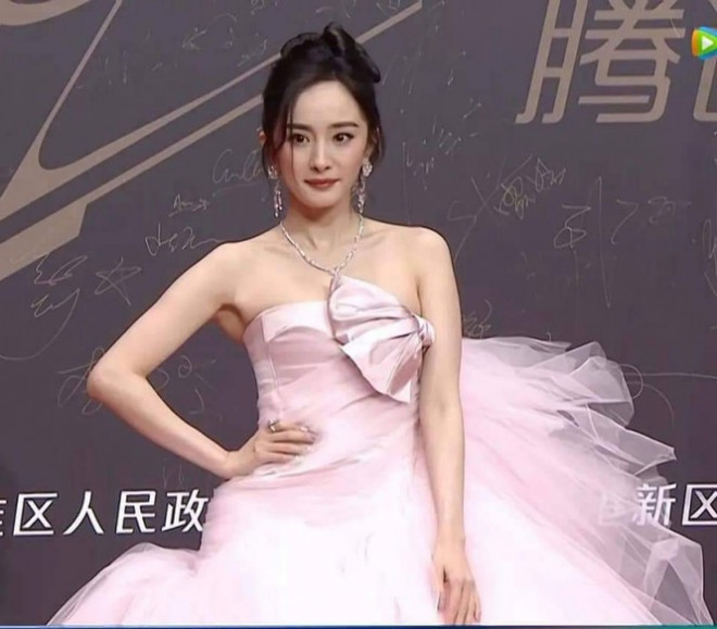 Dương Mịch lại bị chê xuống sắc khi khoe dáng trên thảm đỏ Tinh Quang Đại Thưởng - 3