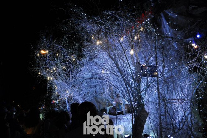 Một mô hình hang đá được trang hoàng bằng tông màu trắng tuyệt đẹp trong khu xóm đạo quận 8