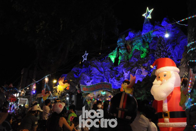 Người dân tấp nập đổ về chụp ảnh với các mô hình hang đá dọc hai bên tuyến đường Phạm Thế Hiển