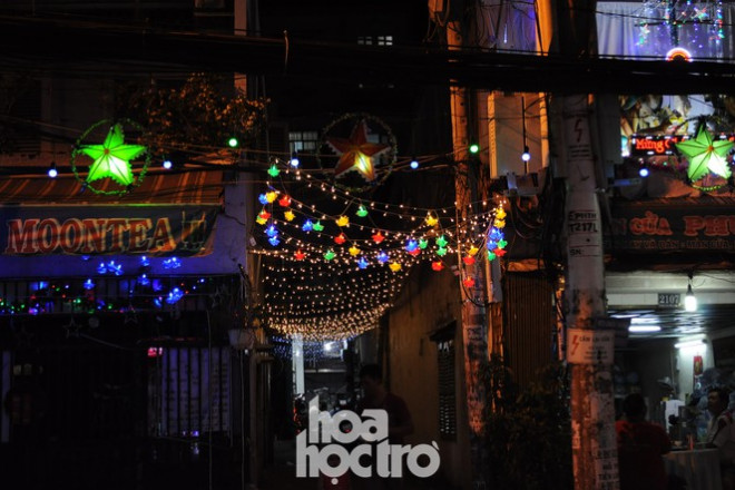 Những con hẻm được "thắp sáng" bằng vô số ánh đèn và những màu sắc sặc sỡ, bắt mắt