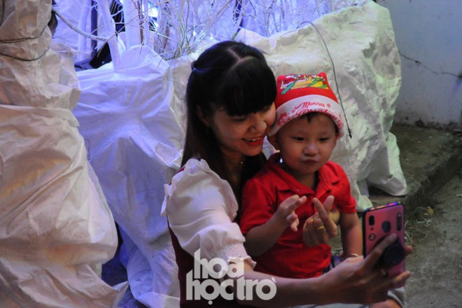 Người dân thích thú chụp hình tại các hang đá rực rỡ, lấp lánh Giáng sinh cận kề, còn chần chừ gì mà không cùng gia đình hay hội bạn "cạ cứng" check-in không khí lễ hội ngay trong lòng thành phố