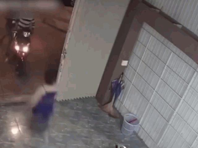 Media - Bà chủ từ trong nhà xông ra "tung cước" đánh đuổi 2 tên trộm, giành lại xe SH