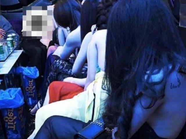Tin tức Việt Nam - Hai thiếu nữ 15 tuổi bị ép ôm ấp, tiếp rượu "khách làng chơi" trong quán karaoke