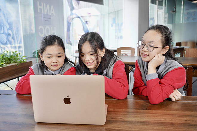 Học sinh học nhóm, trao đổi bài với nhau