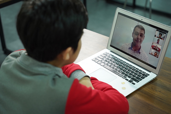 Học sinh trao đổi trực tiếp với giáo viên