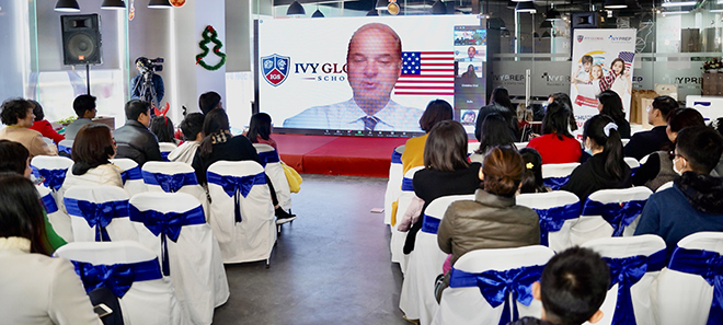 Thầy David Armstrong trò chuyện, chia sẻ tới học sinh Ivy Global School Việt Nam